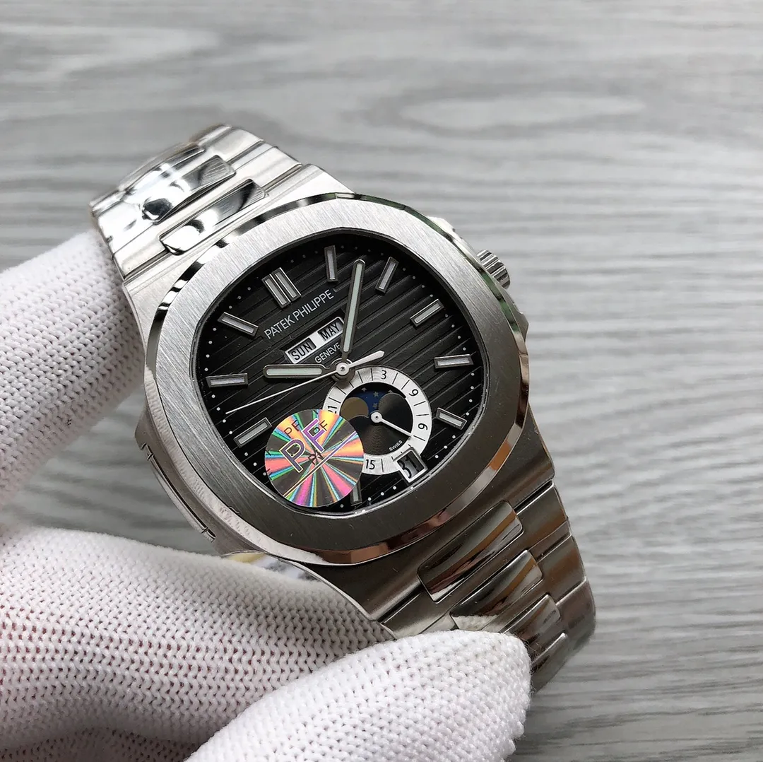 【Top Replica】💰6400! Patek Philippe -PATEK PHILPPE Sporty and Elegant 5726/1A-001 🎮R40 Nautilus Annual Calendar Moon Phase Watch 5726 Series 1. PF factory disassembled genuine watch and scanned and opened the mold The shell parts can be installed interchangeably with the genuine product. The structure of the watch case is the same as the genuine one. The holes on the shell are beveled. When the screws are turned in, they will move downwards to tighten the front cover. The three-layer waterproof ring screw-in crown makes the watch case super waterproof. 2. In the replica movement 3.0 era, the imported 9015 movement was used to modify the Cal. 324 S QA LU 24 H movement. There is no plywood on the movement. The movement is directly modified without increasing the thickness of the movement. The thickness of the entire watch is only 11mm (directly changing the movement requires ordering the movement in large quantities. The cost of ordering thousands at a time is huge. The non-market 2.0 plywood movement that sacrifices thickness can be compared) 🎮3. The steel band has good texture, can be bent flexibly, and is comfortable to wear. It does not have a deep bending range like some versions on the market. It cannot be worn on small wrists and the strap cannot be bent. The buckle is made of spring steel and has good elasticity. 4. Functions include three-hand time display, month and week calendar display, moon phase 24h display, the function is real and usable, the quick adjustment position of month and week is different from other versions on the market, and remains consistent with the original [PF] watch factory allows you to buy it at a fraction of the price! Enjoy the 95% authentic experience! 🎮Sanjie exquisitely recommends men’s Swiss fully automatic mechanical movement SJ carefully designed for you to take ultra-realistic photo shoots